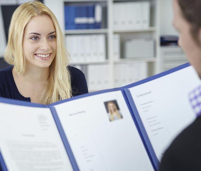 Mujer en entrevista laboral